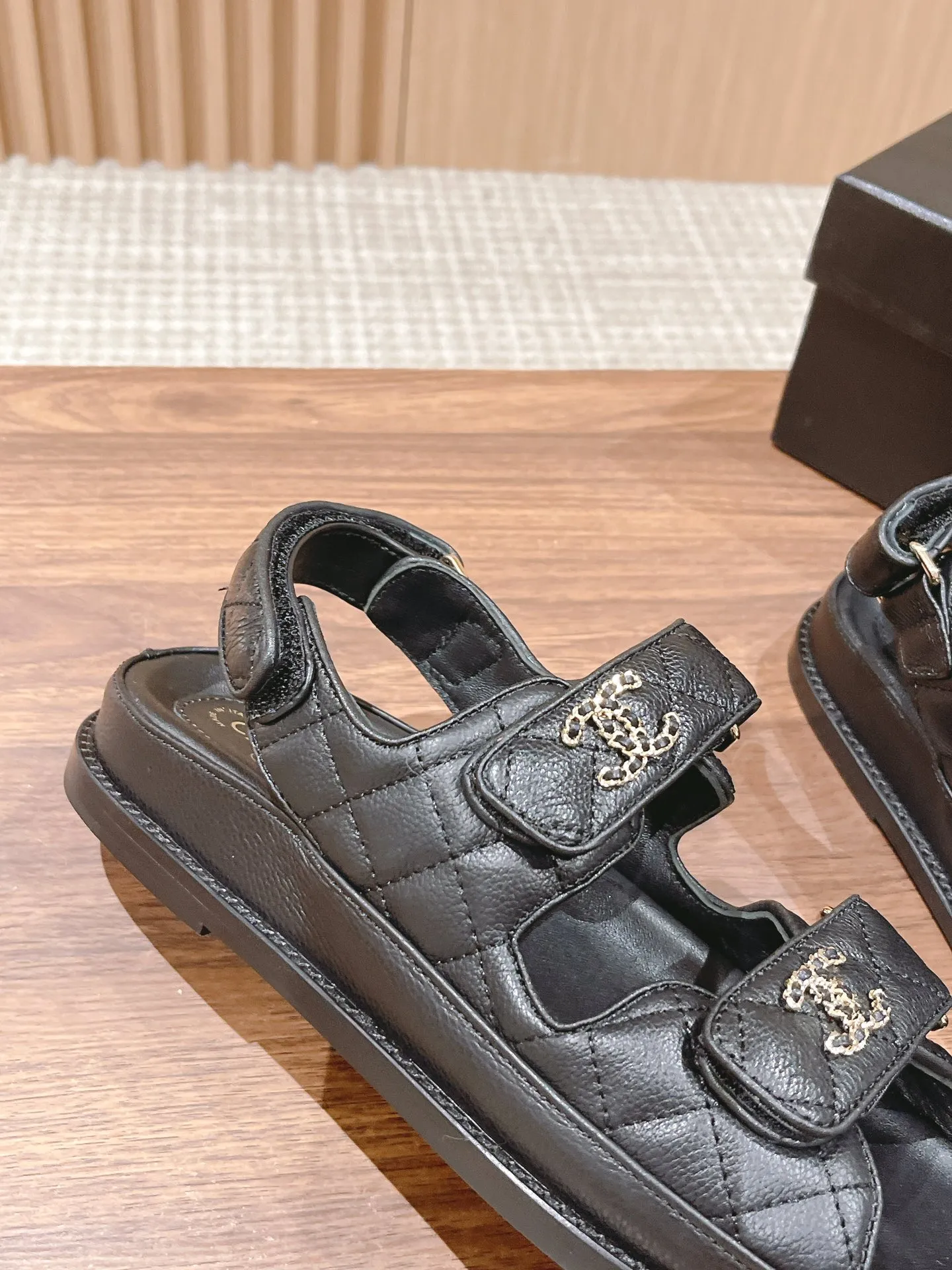 👟👟Ex-factory price 480👟👟 Women's Shoes Women's Clothes #Leather CHANEL Xiaoxiang Sandals/King of Out of Stock at Counters 2023ss hot-selling all-genuine leather Velcro sandals I buy Chanel Velcro sandals every year, a versatile and versatile artifact, durable for summer beaches 🏖️, this spring and summer must-have item! ❶The upper is imported pebbled cowhide/customized original satin, with good texture and delicate leather ❷Mold-opening imported resin logo hardware buckle/Au diamond hardware buckle ❸The lining is imported lambskin, Italian🇮🇹leather outsole ❹Size: 35-40M